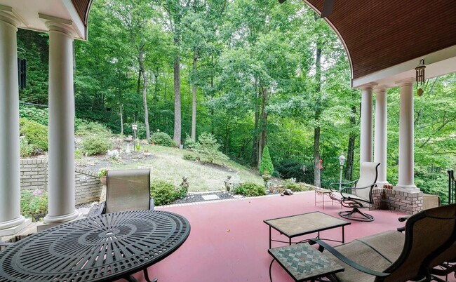 Building Photo - Luxury Waterfront Rental in Gated Montebello Community