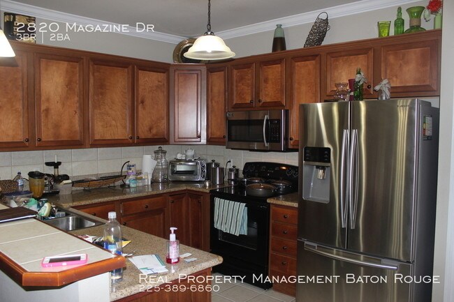 Building Photo - Beautiful Townhouse on Quiet Street