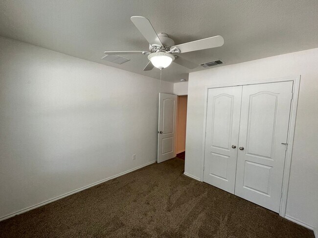 Building Photo - Beautiful 3 bedroom/2 bath in Legend Point!