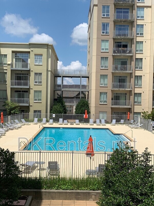 Building Photo - 711 Cosmopolitan Dr NE