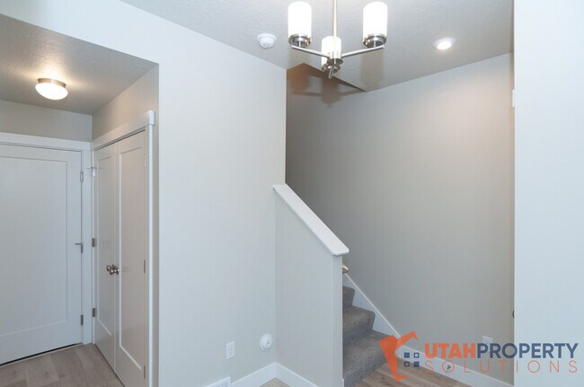 Building Photo - 995 W 360 S