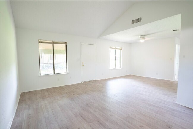 Building Photo - 906 Silver Quail Ln