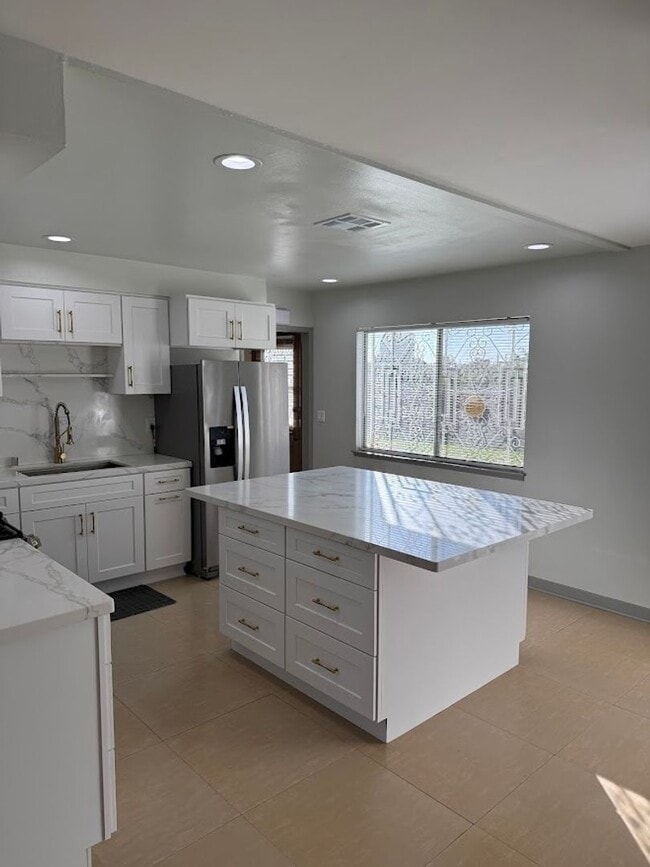 Building Photo - 3 Bedroom 2 Bathroom Granada Hills Home (Main House) Great Location!