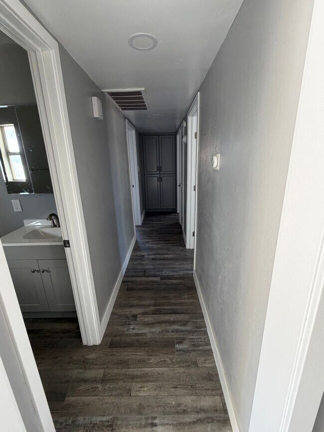Building Photo - Newley Remodeled 3 BD 2 BA house with Big lot in SW Bakersfield