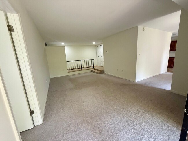 Building Photo - 2 Bedroom condo with Den in Annapolis