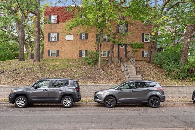 Building Photo - Spacious Top-Floor 1BR on Beautiful Iris Park!