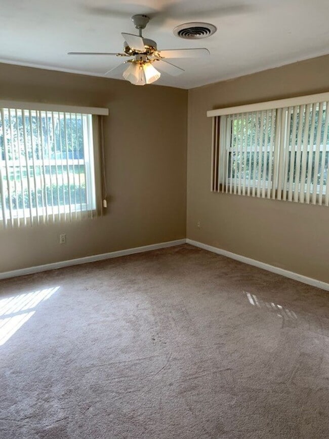 Building Photo - 4/3 Home in Heart of Umatilla!