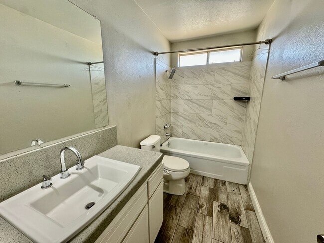 Building Photo - Spacious 2BD/2BTH with Private 2 Car Garage! (2nd Floor)