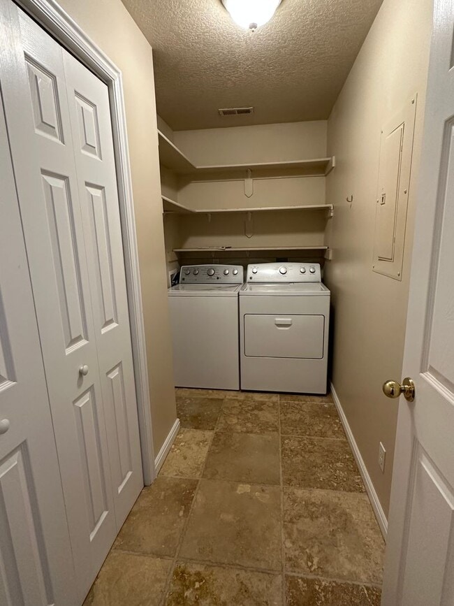 Building Photo - BRENTWOOD CONDO 2 Bed 1 Bath with Optix in...