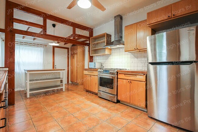 Building Photo - 5527 SE 71st Ave