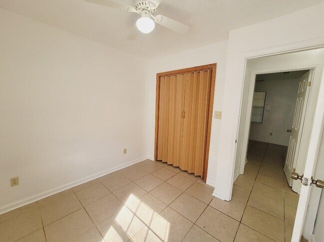 Building Photo - 5800 Japonica Ct