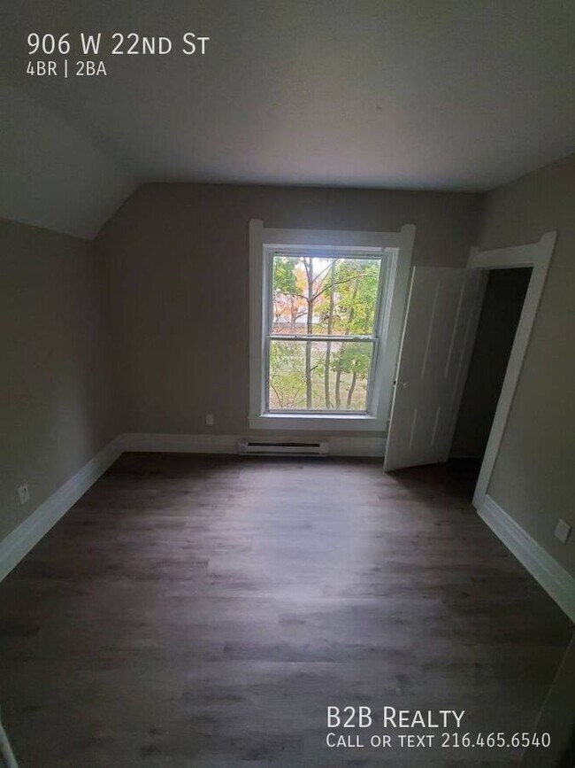 Building Photo - 906 W 22nd St