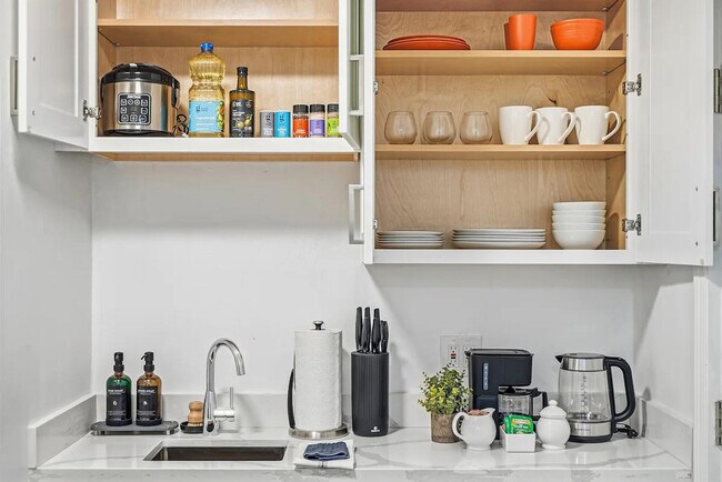 Building Photo - 542 Columbia Ave