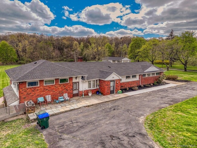 Building Photo - 353 Candlestick Hill Rd