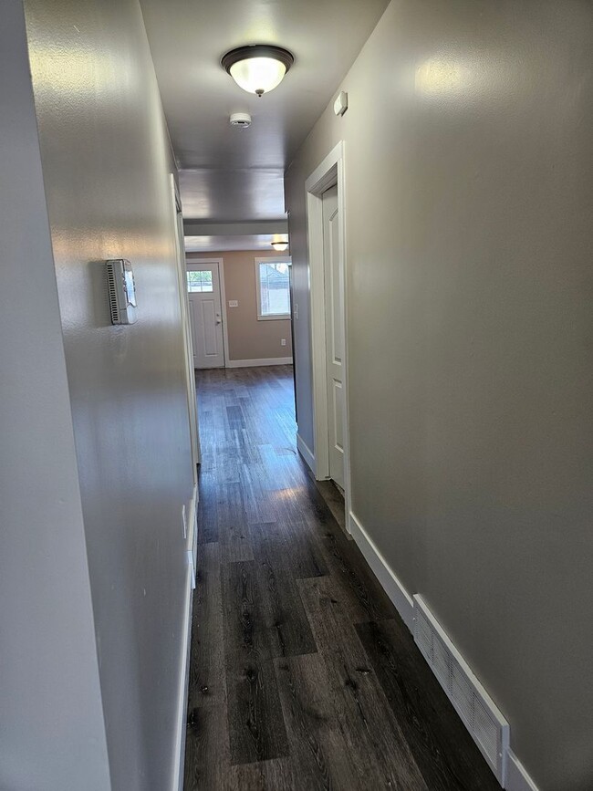 Building Photo - Updated 4 Bed Home with Large Yard