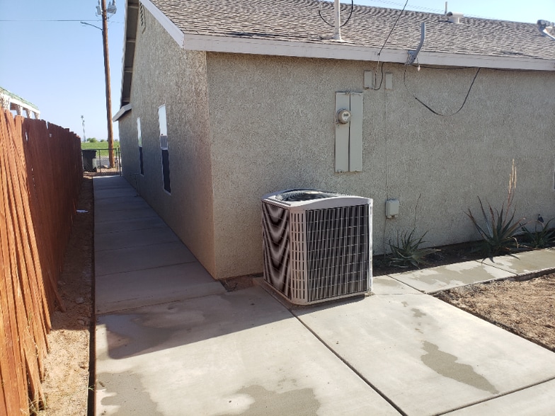 Building Photo - 911 Riverview Dr