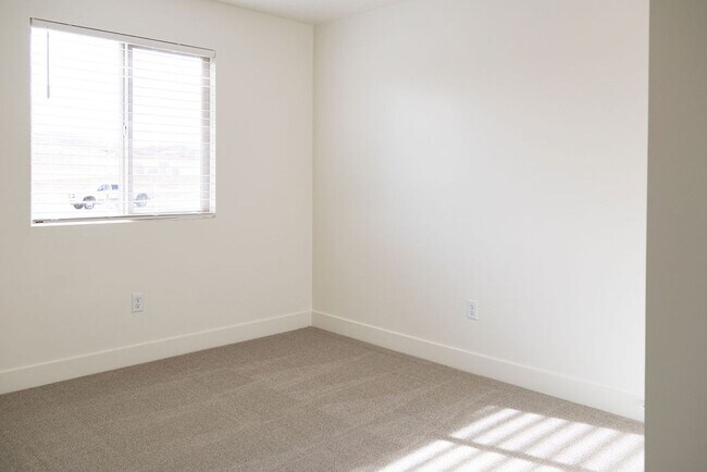 Building Photo - Spacious 4-Bed Home in Sage Canyon - Small Pet Friendly