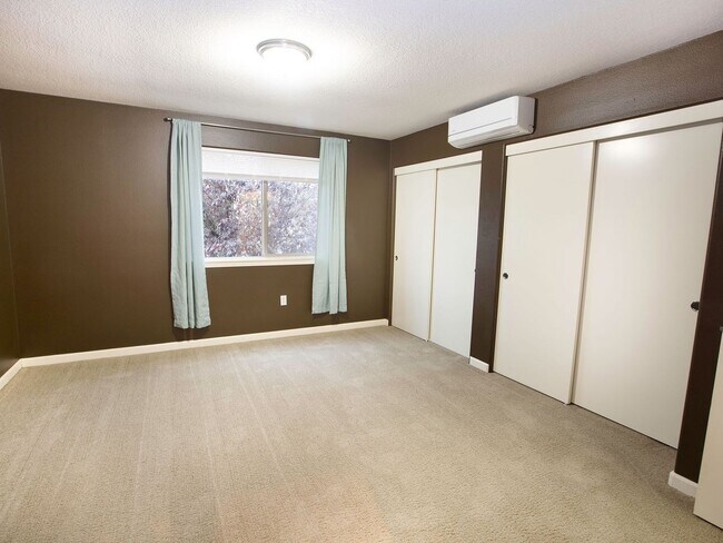 Building Photo - Bright & Spacious 2-Bedroom End Unit Townh...