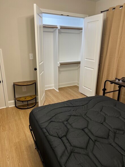 BR closet - 2006 Linda Jones Ave