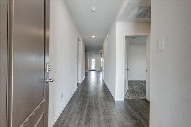 Building Photo - 808 Saddle Horn Way