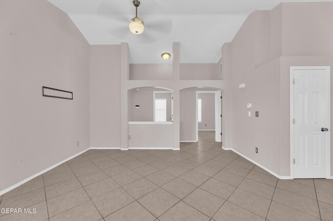 Building Photo - 11868 Oak Crossing Dr