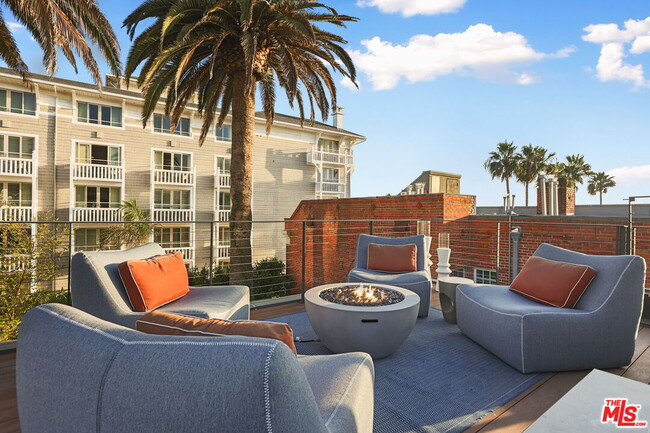 Building Photo - 7 Vicente Ter