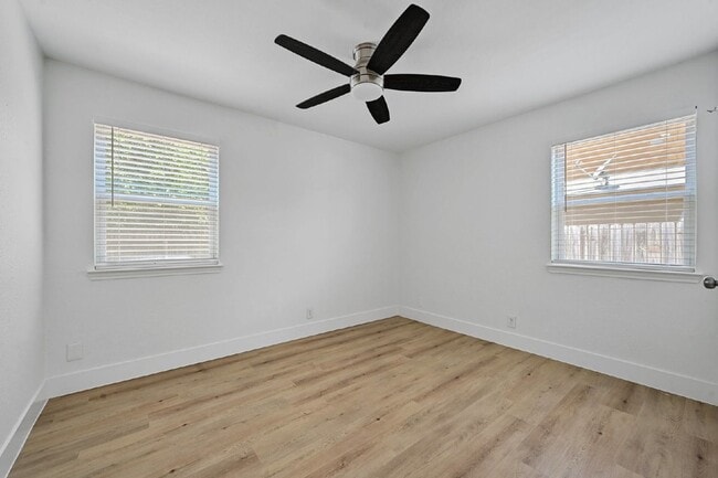 Building Photo - 2617 Ektom Dr