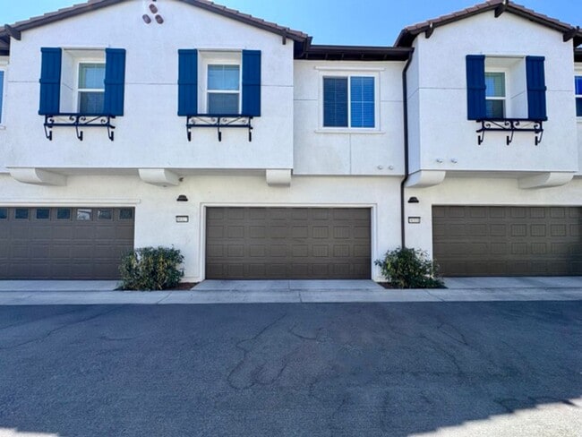 Building Photo - Spacious 3 Bedroom, 2.5 Bathroom Townhome ...