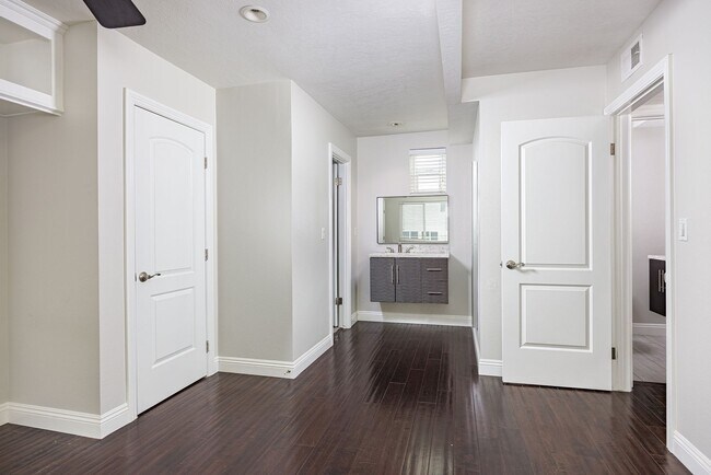 Building Photo - Upgraded Newport Beach Townhouse in Park Lido!