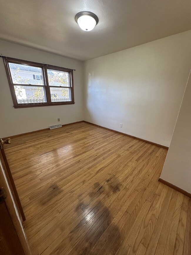 Building Photo - 1112 E Memorial Dr