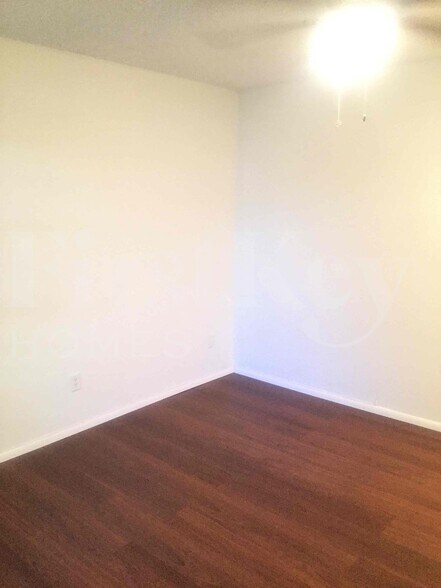 Building Photo - 305 NE Floresta Dr