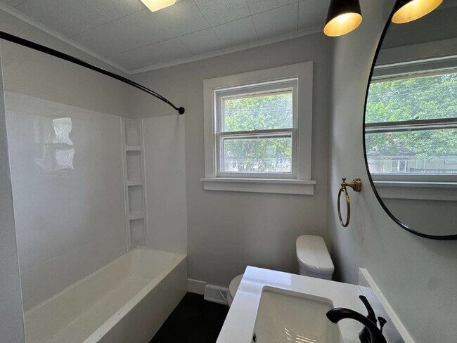 Building Photo - 2-bedroom, 1-bath single-family home located on Ottawa's south side