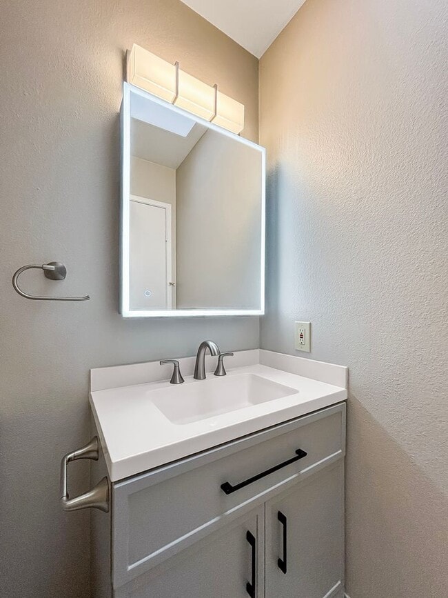 Building Photo - Charming 3BD/2BA House in Santee W/ W/D, M...
