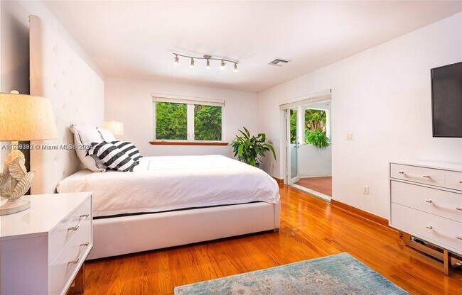 Building Photo - 527 SW 20th Rd