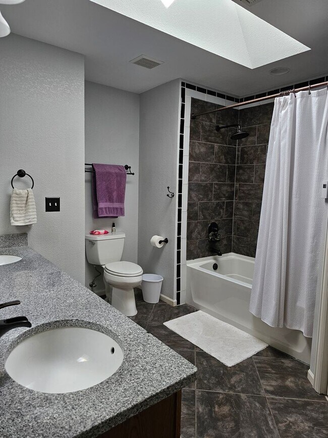 Building Photo - 5503 Bluff Pl