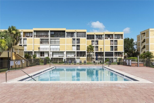 Building Photo - 9180 Fontainebleau Blvd