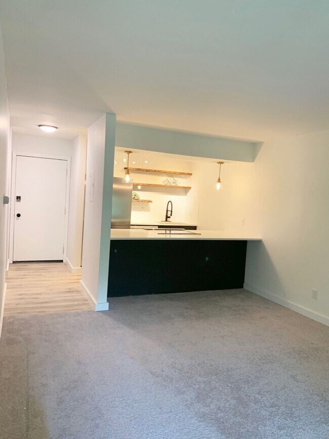 Building Photo - Beautiful 2 Bedroom Two Mile Creek Condo ; Remodeled and Updated right next to Rayback