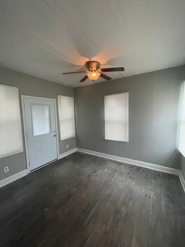 Building Photo - Coming Soon! 3 bedroom 1 bathroom house !