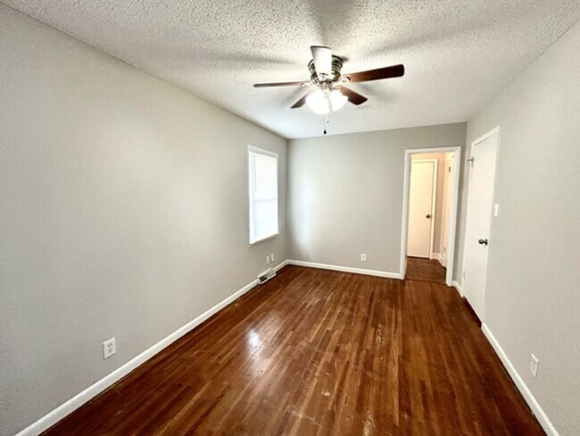 Building Photo - THREE BEDROOM/TWO BATH SPACIOUS HOME - CENTRAL LOCATION