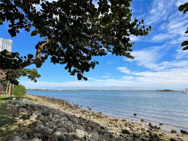 Building Photo - 1750 N Bayshore Dr