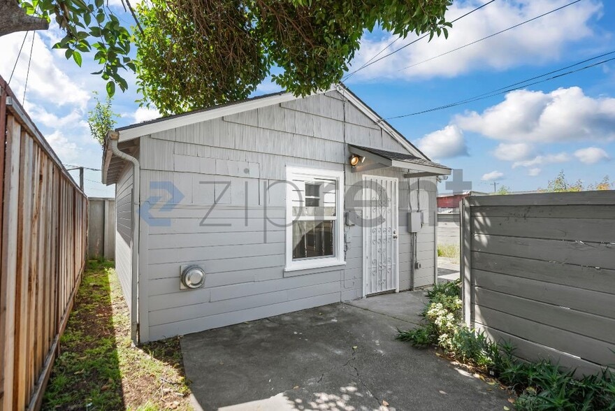 Building Photo - Unit