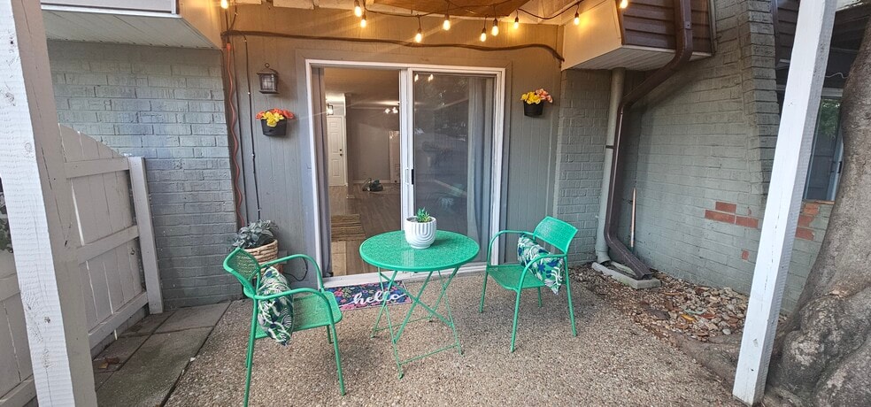 Private patio with café lights - 408 La Fontenay Ct