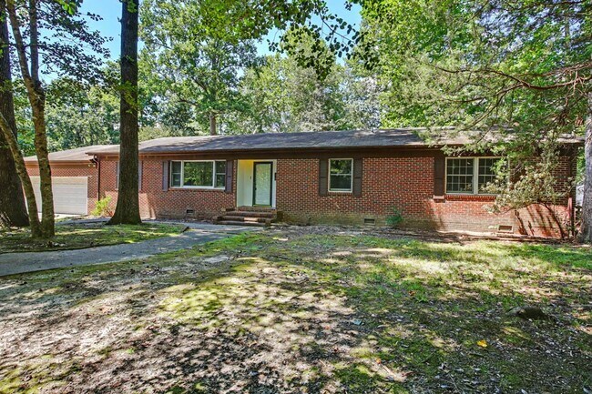 Building Photo - 151 Country Club Dr