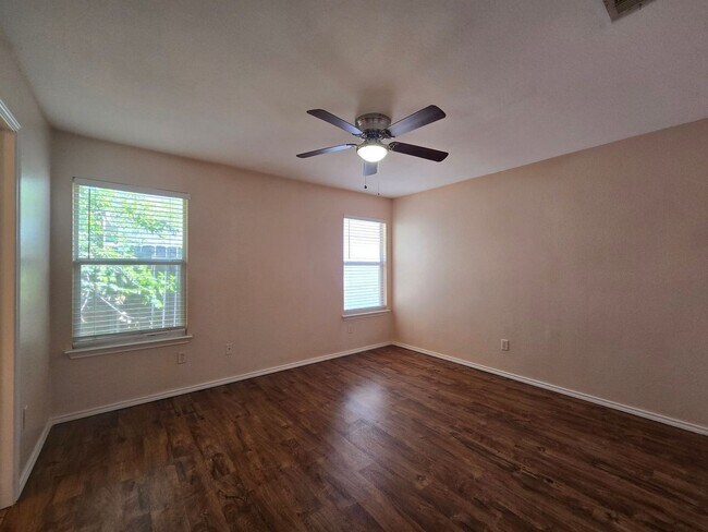 Building Photo - AVAILABLE NOW!