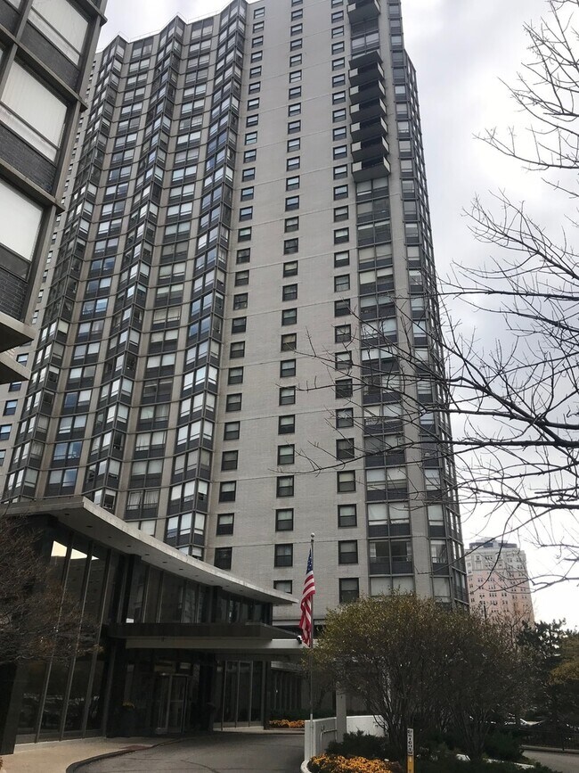 Primary Photo - 5701 N Sheridan Rd