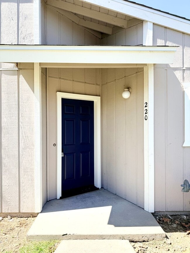 Building Photo - Beautifully Renovated 2 Bed, 2 Bath Condo for Rent