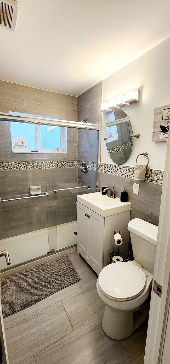 Building Photo - 1901 Wiley St