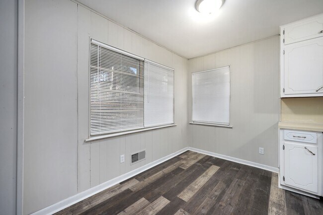 Building Photo - Newly renovated, spacious and versatile ho...