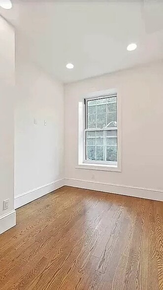 Building Photo - 407 E 6th St