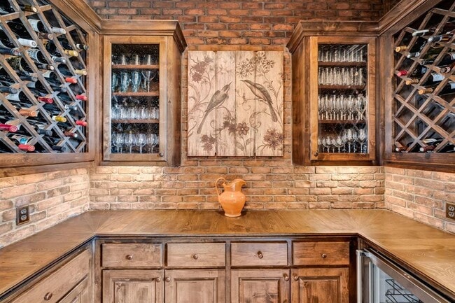 Building Photo - 1710 Mt Larson Rd